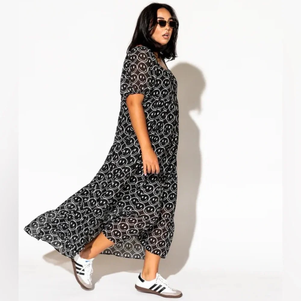 Chic Black and White Smiley Dress - Picture 3 of 8